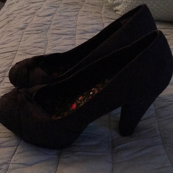Shoes - Picture 2 of 2